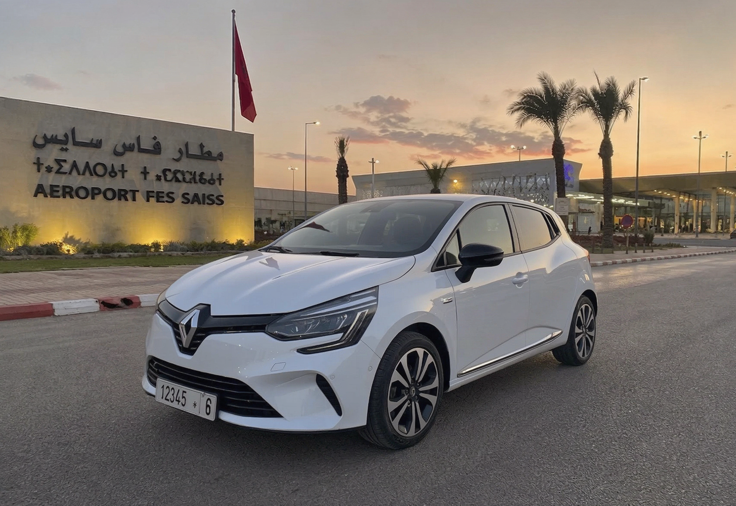 Rent RENAULT CLIO 4 — DAZECAR